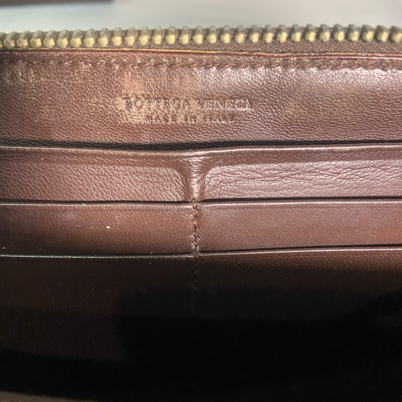 Bottega Veneta Unisex Brown Leather Zip-Around Wallet - Picture 8 of 8